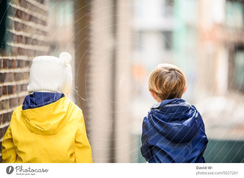 Geschwister - Bruder und Schwester zusammen gemeinsam Zusammenhalt anonym Freunde Freundschaft Kinder Junge Mädchen sitzen