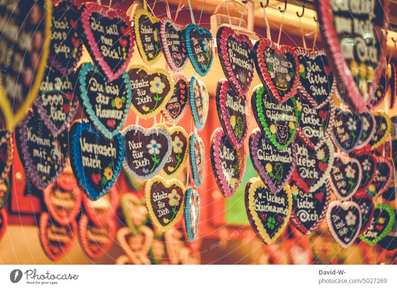 Viele Lebkuchenherzen auf dem Jahrmarkt Weihnachtsmarkt Herzen Kitsch Liebe Kirmes stand