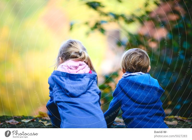 Bruder und Schwester beobachten zusammen etwas in der Natur Geschwister Kindheit gemeinsam Mädchen Junge Freundschaft Freunde Kinder ruhe