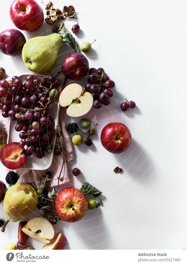 Flatlay mit reifen Herbstfrüchten Natur saftig Ast fallen Ackerbau Ernährung Nahaufnahme Menschengruppe Pflaume hell Gesundheit Bauernhof Zusammensetzung Birne