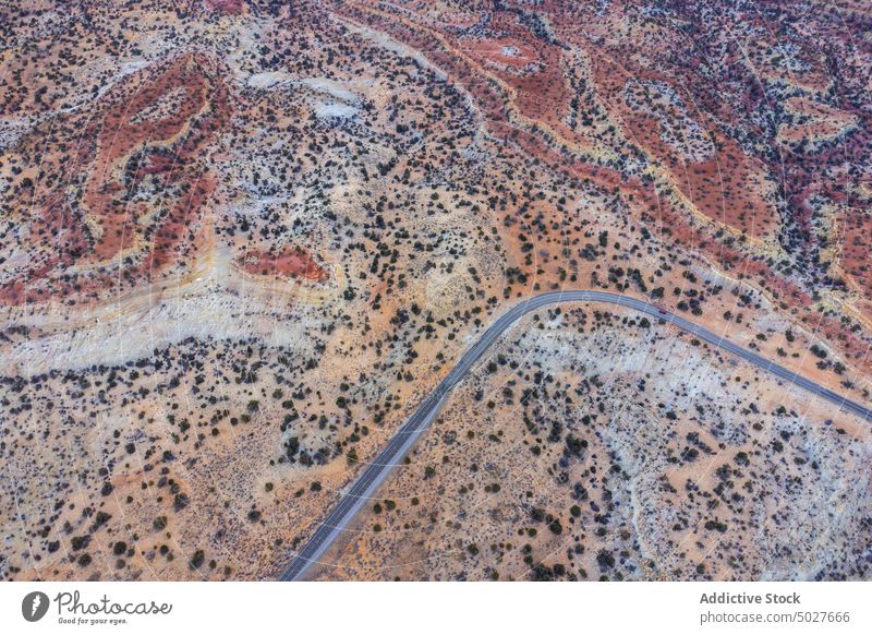 Drohnenansicht einer asphaltierten Straße, die durch ein sandiges Tal in Utah führt Autobahn Berge u. Gebirge Landschaft Panoramastraße 12 Fahrbahn Route Natur