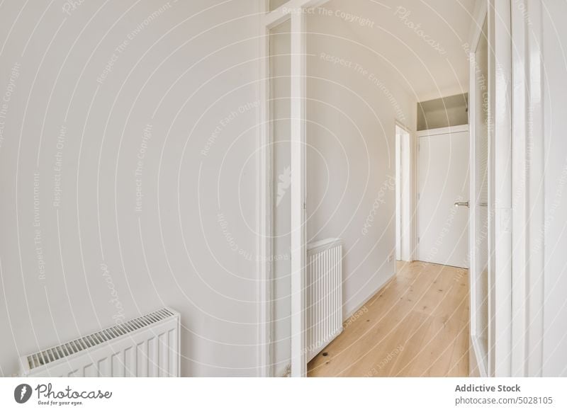 Durchgangsweg in modernem Haus Weg Stock Wand Textfreiraum heimwärts Innenbereich Architektur Innenarchitektur Stuhl Appartement wohnbedingt im Innenbereich Tag