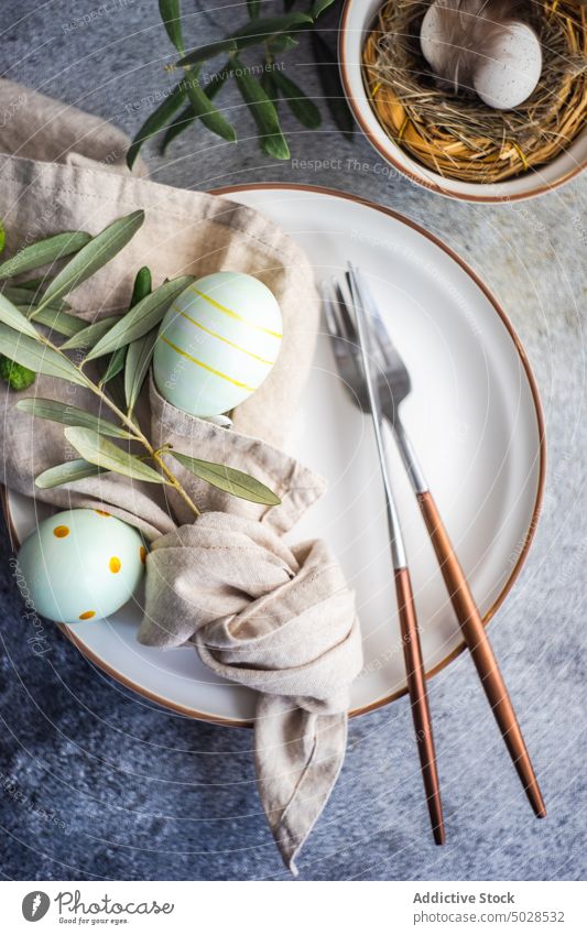 Besteckset für das Osteressen Beton Abendessen Ostern Eier festlich Lebensmittel Feiertag Ast Serviette Nest oliv Kulisse Einstellung Silberwaren Frühling Tisch