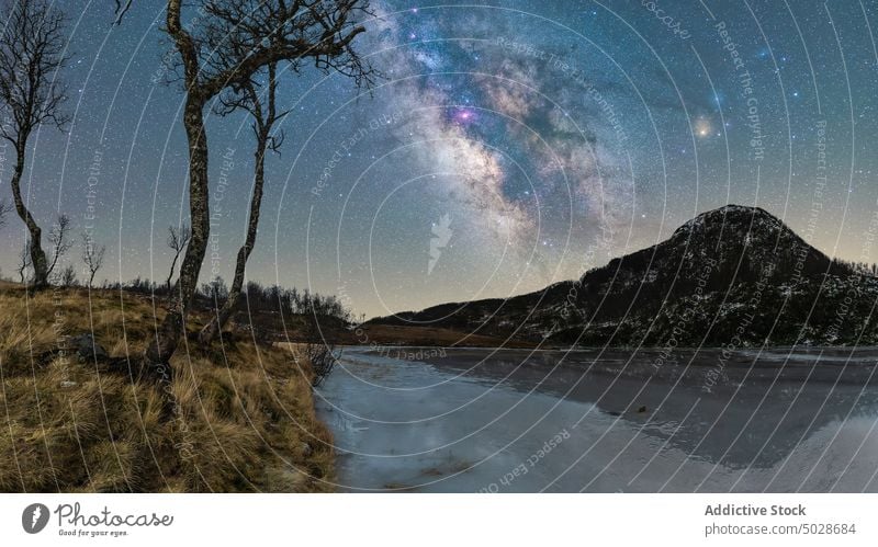 Aussicht auf die verschneiten Berge und den See unter dem Sternenhimmel bei Nacht Berge u. Gebirge Milchstrasse sternenklar Licht Astronomie Winter Kamm Himmel