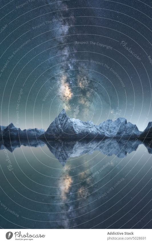 Aussicht auf die verschneiten Berge und den See unter dem Sternenhimmel bei Nacht Berge u. Gebirge Milchstrasse sternenklar Licht Astronomie Winter Kamm Himmel