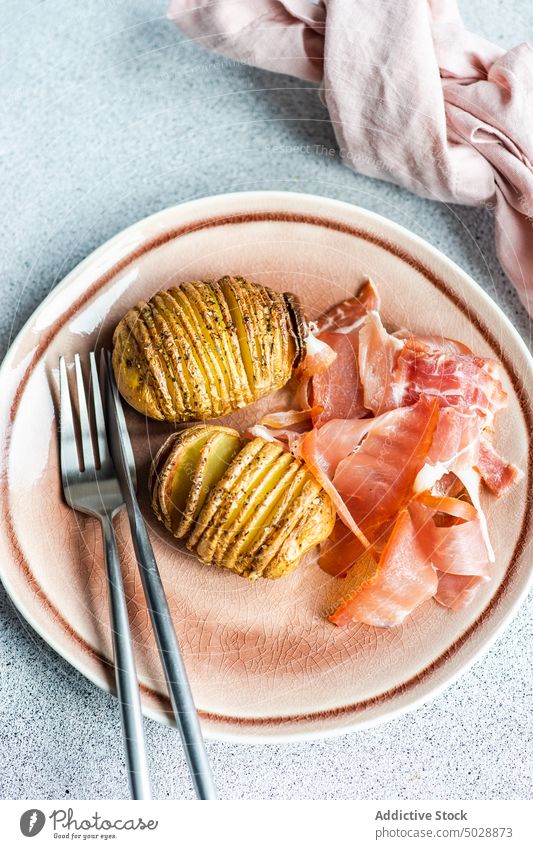 Gebackene Kartoffel mit Kräutern und Gewürzen Speck gebacken Kohlgewächse gekocht Essen zubereiten Abendessen Lebensmittel Feinschmecker hasselback Gesundheit