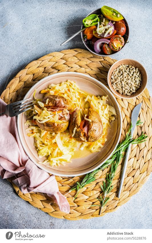 Gebackene Pellkartoffel mit Speck und Kraut gebacken Kohlgewächse Kirschtomate Beton Diät Abendessen fermentiert Lebensmittel Gesundheit Mahlzeit Erdöl Zwiebel