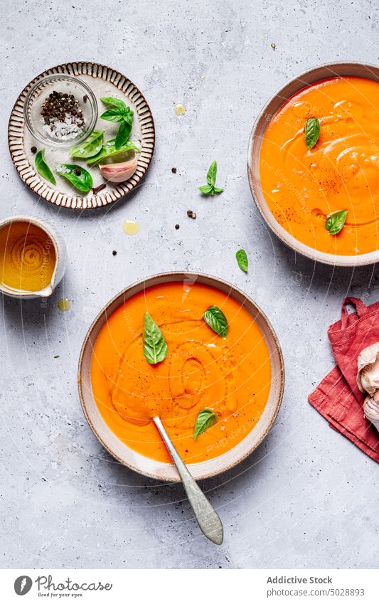 Schüsseln mit pürierter Suppe und Gewürzen mit Soße auf dem Tisch Lebensmittel Speise Mahlzeit Küche Gemüse kulinarisch Saucen dienen Schalen & Schüsseln