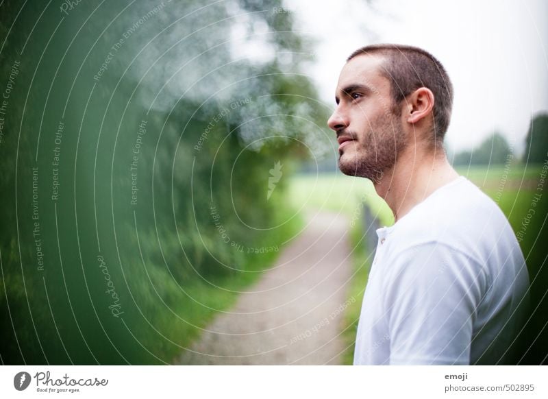 green maskulin Junger Mann Jugendliche Erwachsene 1 Mensch 18-30 Jahre Coolness natürlich grün Rauchen Farbfoto Außenaufnahme Tag Schwache Tiefenschärfe Profil