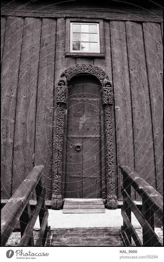 stavkirke portal Bauwerk Holz Norwegen Skandinavien historisch Wikinger Religion & Glaube Christentum Sommer Froschperspektive tief Portal Fenster Stabkirche