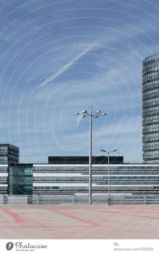 parkdeck Himmel Wolken Sommer Schönes Wetter Stadt Menschenleer Hochhaus Bankgebäude Platz Parkhaus Bauwerk Gebäude Architektur Fassade Verkehr