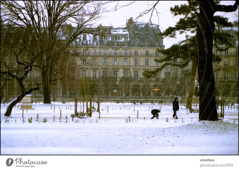 Paris im Januar Winter Park Schnee Architektur