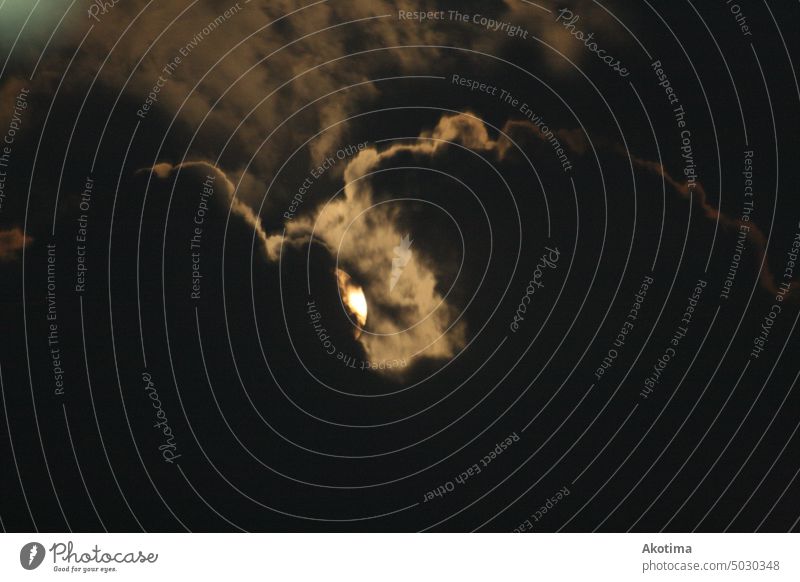 Mondschein verdeckt von Wolken Vollmond Nacht Licht Verdeckt Mitternacht