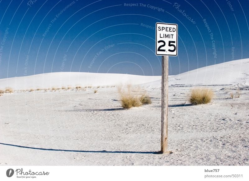 Speed Limit Buchstaben Verkehrsschild weiß Holz Holzmehl Himmel 25 Ziffern & Zahlen numbers letters traffic sign Sand white blau blue sky Schatten shadow