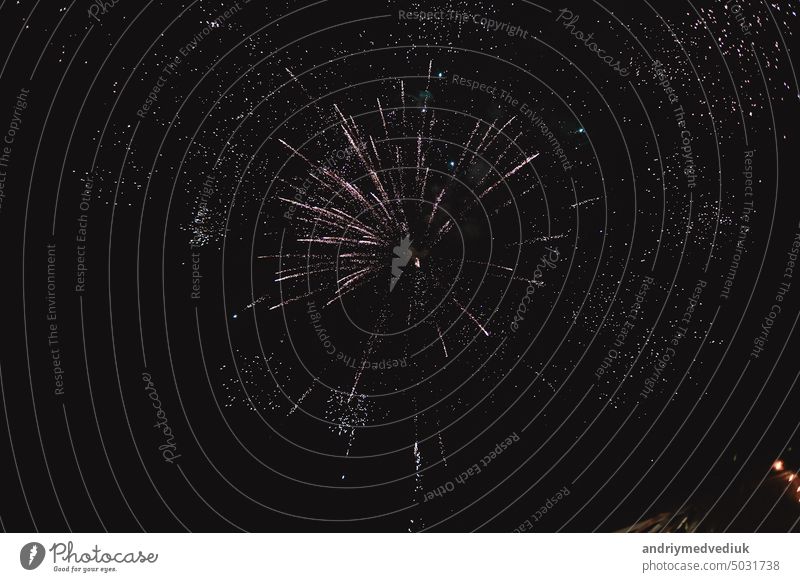 Buntes Feuerwerk auf dem schwarzen Himmel Hintergrund. Stadtfest Nacht Feier feiern Glück neu Party Juli geplatzt farbenfroh Veranstaltung Feiertag Licht weiß