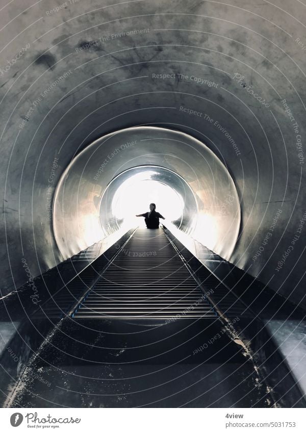 Rutsche rutschen Spaß haben Spielplatz hinunter Tunnel Kind sein