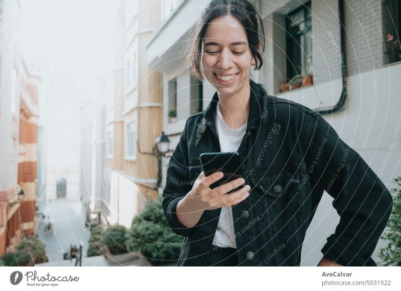 Junge lächelnd breit Frau am sonnigen Tag, mit smartphone.Good vibes.Modern technology Kopie Raum Handy Person Anwendung Browsen Anschluss cool Cyberspace