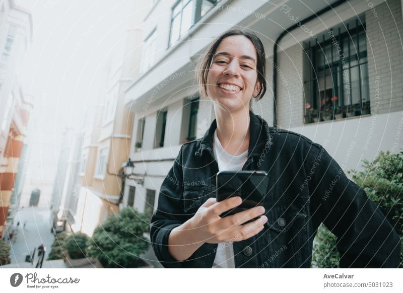 Junge lächelnd breit Frau am sonnigen Tag, mit smartphone.Good vibes.Modern technology Kopie Raum Handy Person Anwendung Browsen Anschluss cool Cyberspace