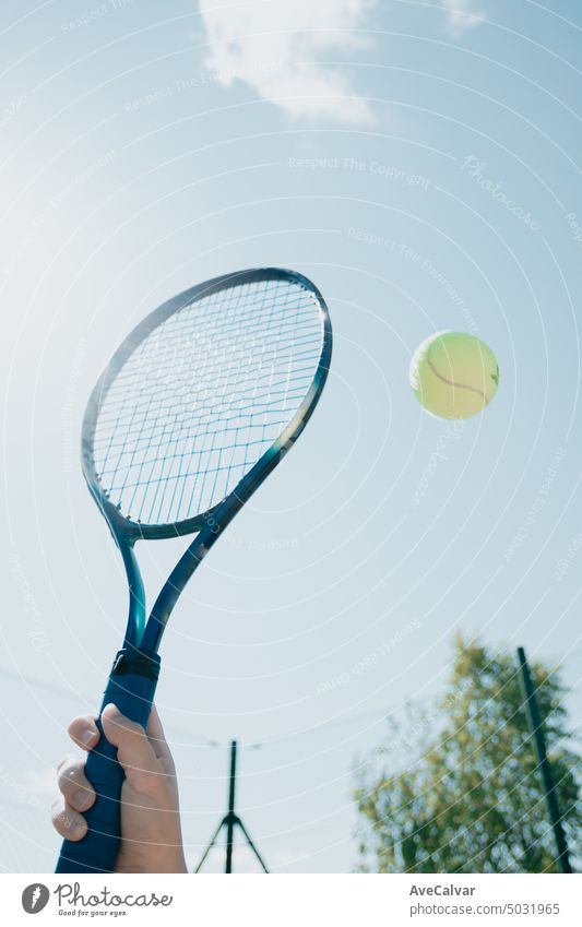 Nahaufnahme eines Tennisschlägers und eines schwebenden Balls mit Kopierraum. Person Frau Konkurrenz Gericht Spiel spielen Spieler Remmidemmi Sport aktiv Athlet