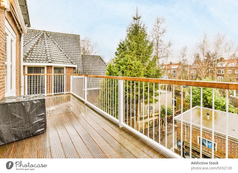 Balkon mit Stuhl und Tür Dach Gebäude Ansicht eng Bürgersteig Haus alte Gebäude Geländer ungewöhnlich hölzern Formular Kabinett Pflanzen ordentlich Architektur