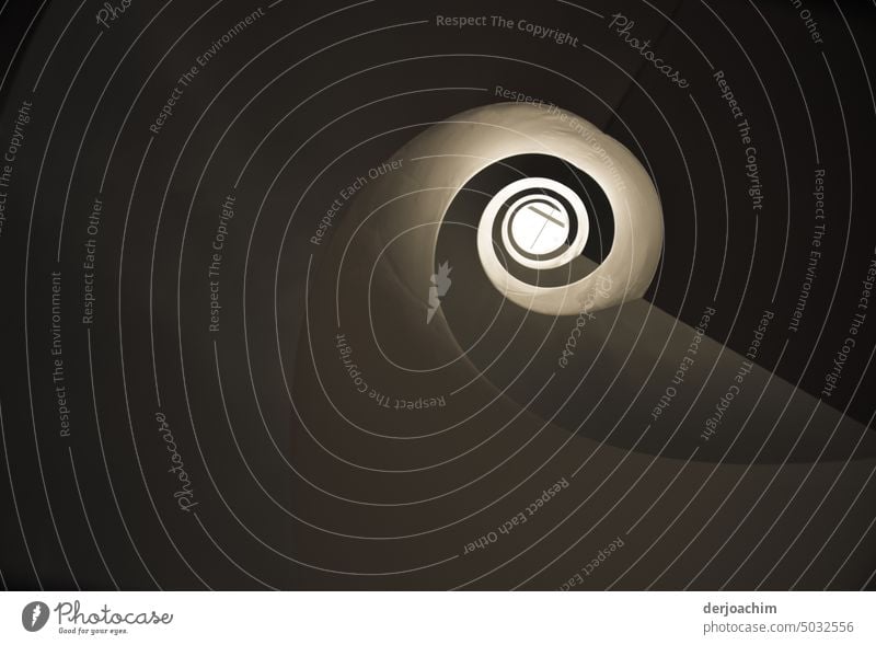 Architektur der besonderen Art. Ein Treppenhaus von unten. Tunnel Lichterscheinung Innenaufnahme aufwärts aufsteigen Menschenleer Wendeltreppe Spirale