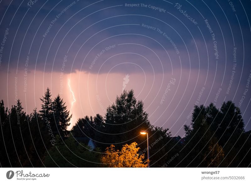 Naturlicht vs. Kunstlicht Gewitter Blitz Blitzschlag Blitze Nachthimmel Nachtaufnahme natürliches Licht Straßenbeleuchtung Straßenleuchte Straßenlampen Unwetter