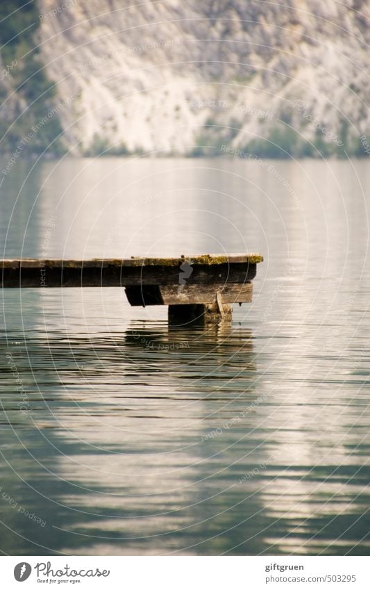 silence Umwelt Natur Urelemente Wasser Felsen Berge u. Gebirge Seeufer Schwimmen & Baden Steg Holz Wasseroberfläche ruhig friedlich Steilwand Felswand