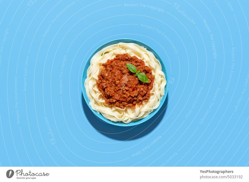 Bolognese Tagliatelle Gericht von oben, isoliert auf blauem Hintergrund Rindfleisch Schalen & Schüsseln hell Kohlenhydrate klassisch Farbe gekocht Textfreiraum