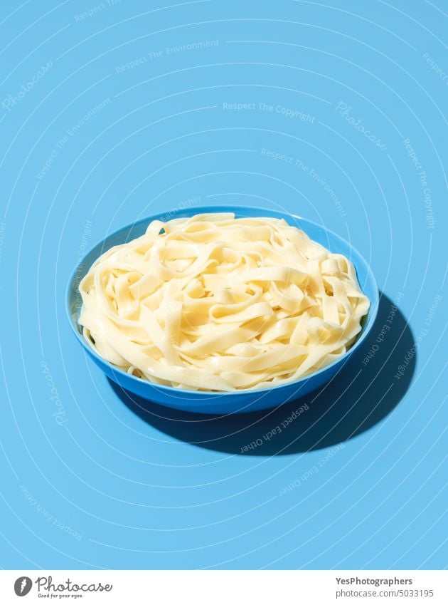 Tagliatelle-Nudeln ohne Soße in einer blauen Schale oben Hintergrund gekocht Schalen & Schüsseln hell Kohlenhydrate klassisch Farbe Textfreiraum kreativ Küche