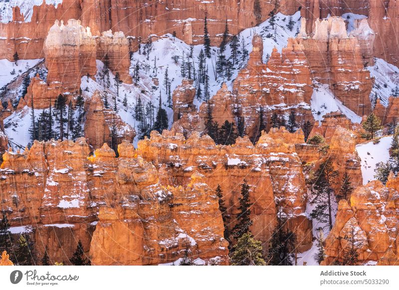 Gesteinsformationen in bergigem Terrain Schnee Berge u. Gebirge Landschaft felsig malerisch hoodoo Bryce Canyon National Park Schlucht Formation Natur Winter