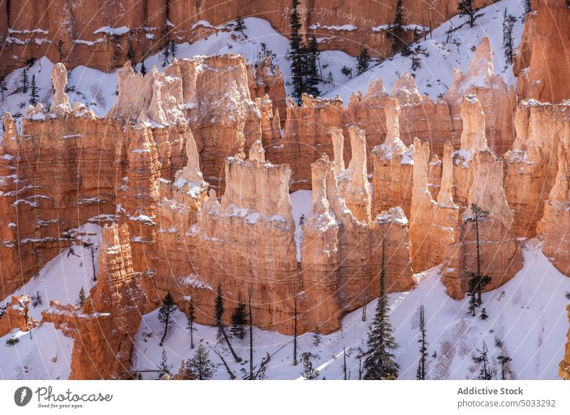 Gesteinsformationen in bergigem Terrain Schnee Berge u. Gebirge Landschaft felsig malerisch hoodoo Bryce Canyon National Park Schlucht Formation Natur Winter