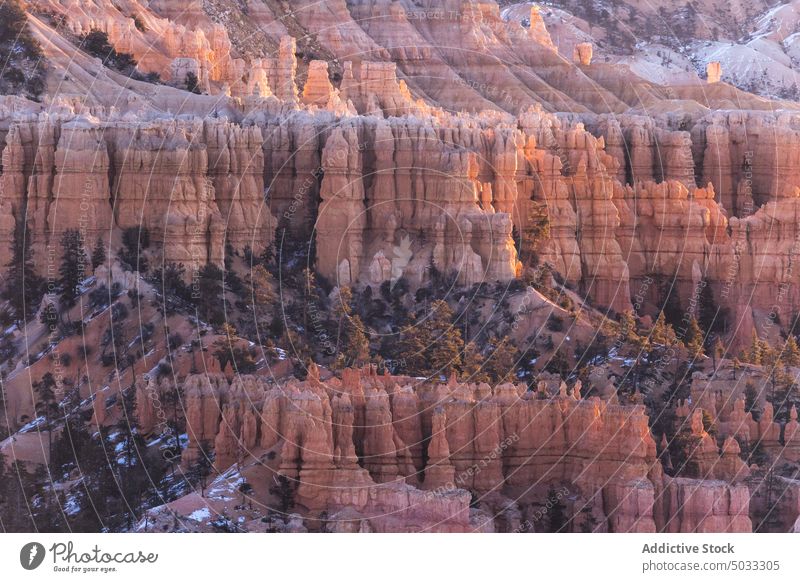 Gesteinsformationen in bergigem Terrain Schnee Berge u. Gebirge Landschaft felsig malerisch hoodoo Bryce Canyon National Park Schlucht Formation Natur Winter