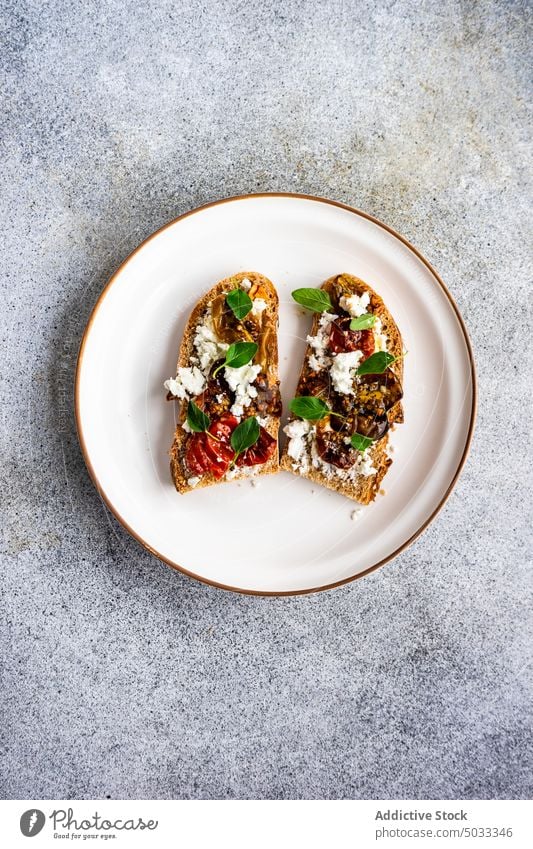 Toasts aus Sauerteigbrot mit Käse und Tomate Hintergrund Brot essen Essen Lebensmittel Mahlzeit Oregano Teller gebraten Scheibe gewürzt Tisch geschmackvoll