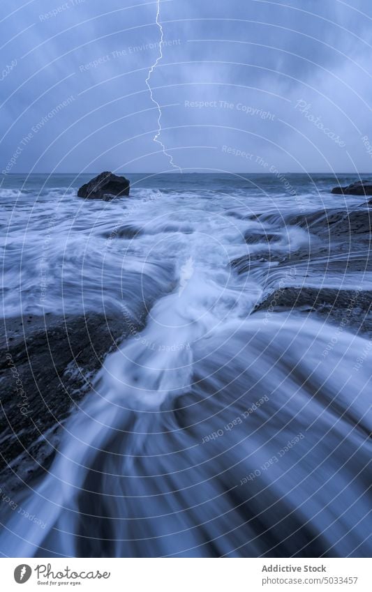 Blitze über stürmischer See an einem bewölkten Tag Gewitter MEER Donnern Unwetter Landschaft Himmel dramatisch malerisch Meer Natur Energie Wetter marin Wasser