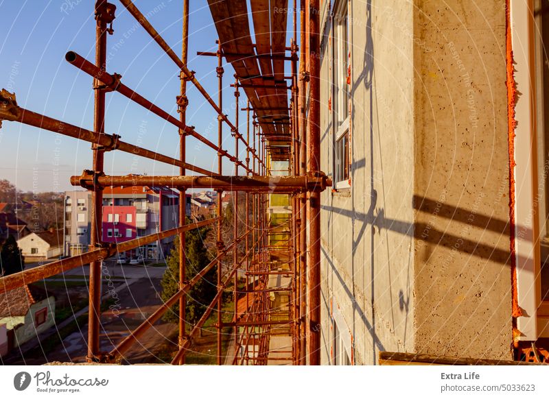 Unfertiger Wohnbau mit Gerüst, in Arbeit Zusammengebaut Klotz Baustein Mauerwerk bauen Baustelle Zement Großstadt Tiefbau Beton Konstruktion Korrosion Gebäude