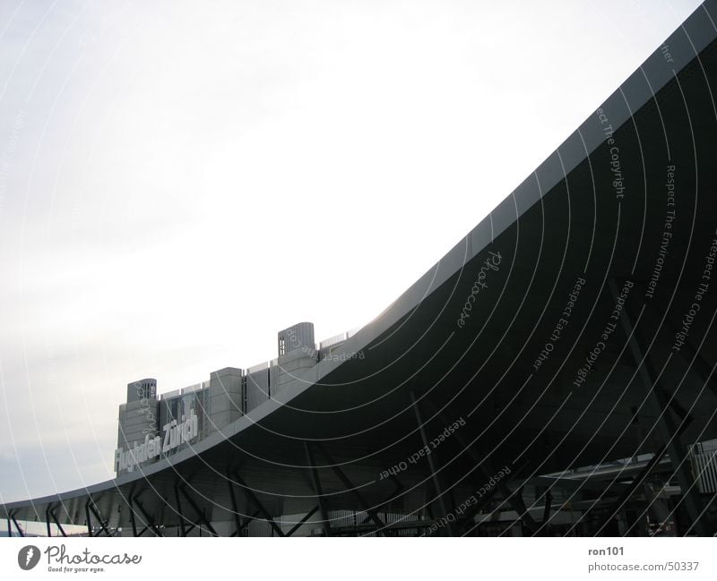 airport Busbahnhof Dach Leuchtreklame Werbung Parkhaus Wolken grau Flughafen Zürich Himmel