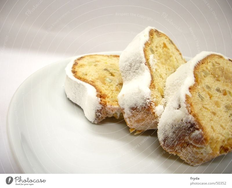 mhhh weihnachten! Kuchen Christstollen Teller Puderzucker Brot Winter Dezember lecker besinnlich Geschirr zerbrechlich gelb weiß Staub fein Weihnachten & Advent