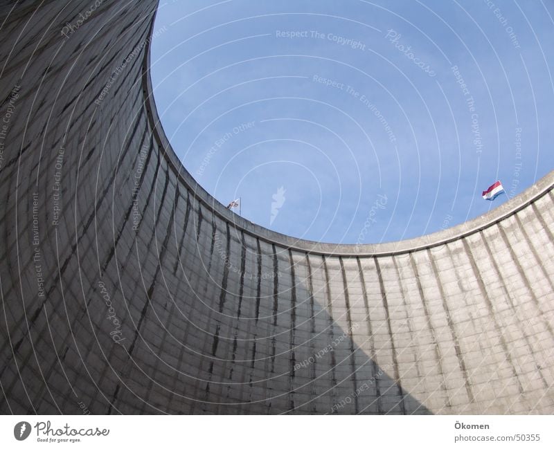 Der Ausblick Beton rund grau hart Kreis Kernkraftwerk Himmel Schönes Wetter Blauer Himmel Wasser öffnung nach oben gewaltige massen Grenze im kühltum von kalkar