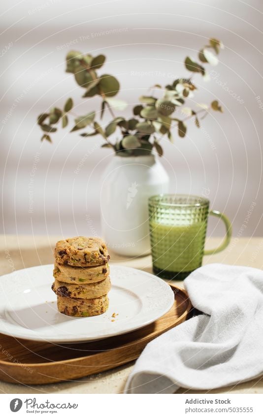 Kekse und Milch zum Frühstück melken Morgen Tisch Serviette Zweig Vase Teller frisch Dessert geschmackvoll Biskuit Stapel gebacken Portion Getränk Ernährung