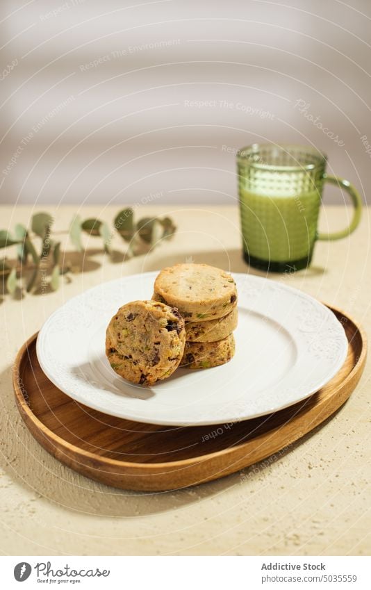 Kekse und Milch zum Frühstück melken Morgen Tisch Serviette Zweig Vase Teller frisch Dessert geschmackvoll Biskuit Stapel gebacken Portion Getränk Ernährung