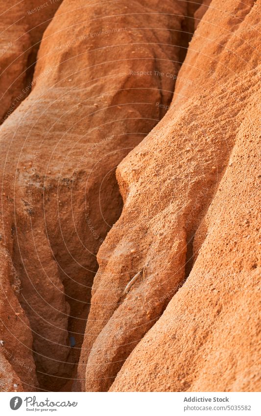 Gerissene Oberfläche einer Sandsteinklippe Berghang Klippe Riss trocknen steil Natur Felsen Hintergrund falesia Algarve Portugal Geologie Formation