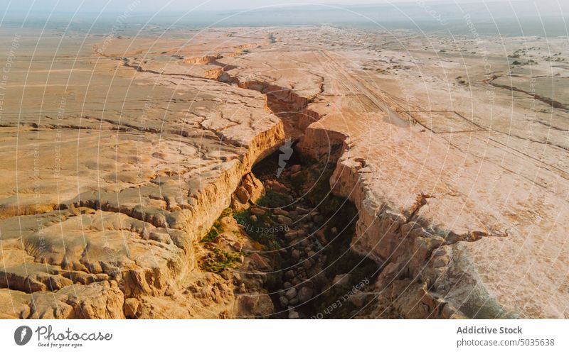 Unebene Schlucht in der trockenen Wüste Riss wüst Boden trocknen uneben Sommer Landschaft Sand Iran Natur rau malerisch tagsüber Formation Gelände Felsen