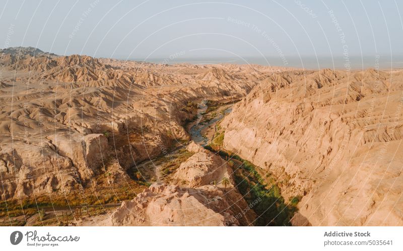 Unebene Schlucht in der trockenen Wüste Riss wüst Boden trocknen uneben Sommer Landschaft Sand Iran Natur rau malerisch tagsüber Formation Gelände Felsen