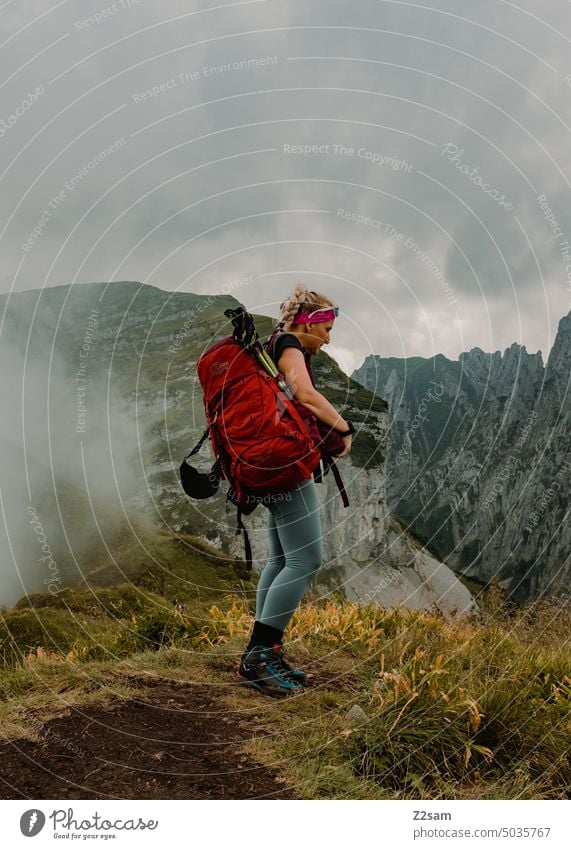 Wanderin im Alpstein alpstein hüttntour schweiz wandern appenzellerland berge Farbfoto Alpen Außenaufnahme Umwelt Ferien & Urlaub & Reisen grün dunst sommer