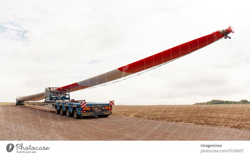 Rotorblatt Transport. Spezialtransport für eine Windkraftanlage auf einem speziellen Sattelauflieger Bau LKW Geschäft Industrie Nahaufnahme Landstraße Lieferung