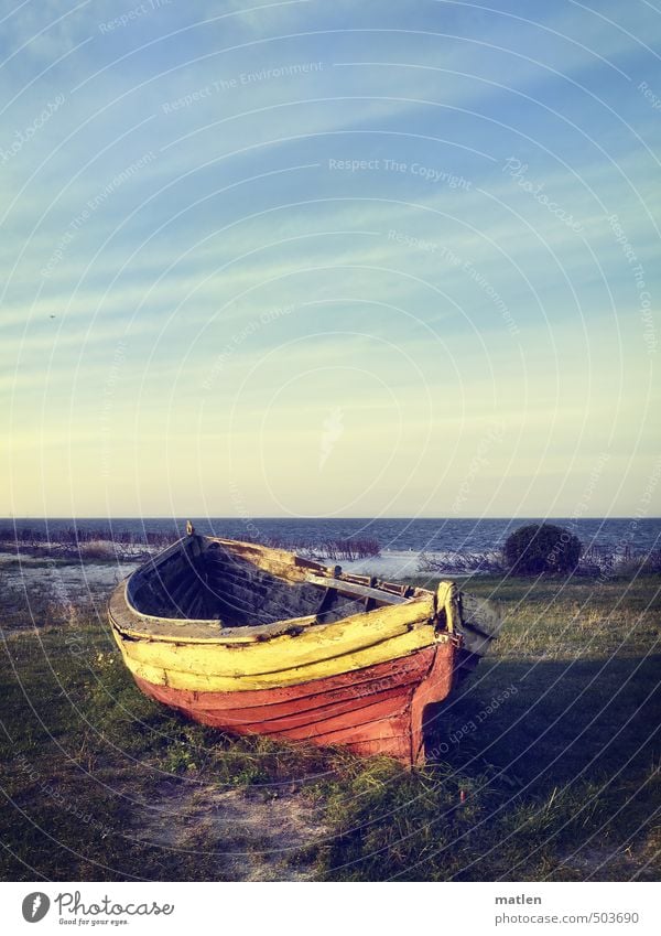 dinghy Landschaft Himmel Wolken Horizont Sonnenlicht Herbst Wetter Schönes Wetter Gras Küste Strand Ostsee Schifffahrt Fischerboot liegen blau gelb grün rot