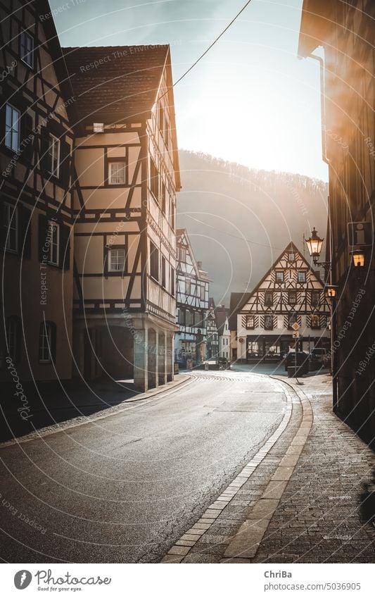 Fachwerkstraße auf der schwäbischen Alb im Spätsommer Sonnenuntergang Fachwerkhaus Fassade Haus Außenaufnahme Farbfoto Fachwerkfassade Architektur Altstadt