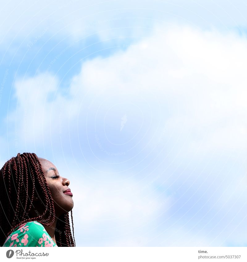 Frau mit Braids, die Sonne genießend weiblich Himmel geschlossene Augen Profil Kleid Wolken wohlfühlen träumen feminin Erholung langhaarig Porträt