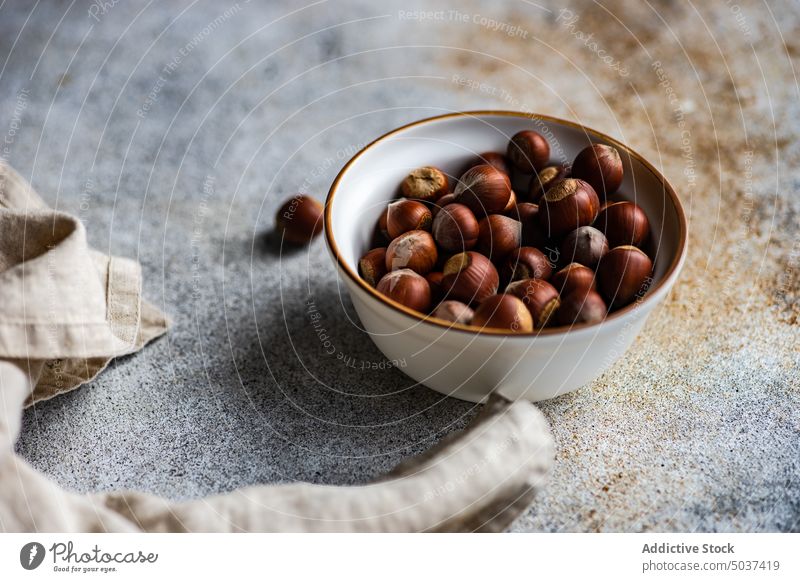 Ernte von reifen Haselnüssen in Holzschale Haselnuss Nut Schalen & Schüsseln satt Haufen Tisch Gesundheit Lebensmittel Nussschale haselnussbraun Bestandteil