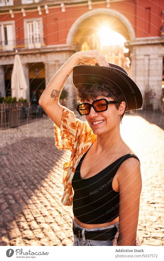 Junge Brünette auf sonnenbeschienener Straße bei Sonnenuntergang Frau Lächeln Stil Glück Sommer Abend Porträt brünett Madrid Spanien jung heiter positiv